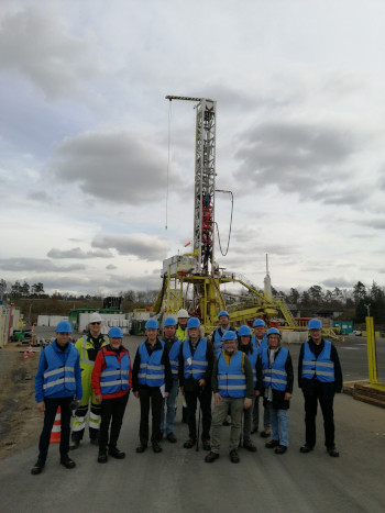 Die Journalistengruppe vor der Bohranlage der Deutschen Erdwärme GmbH in Graben-Neudorf.